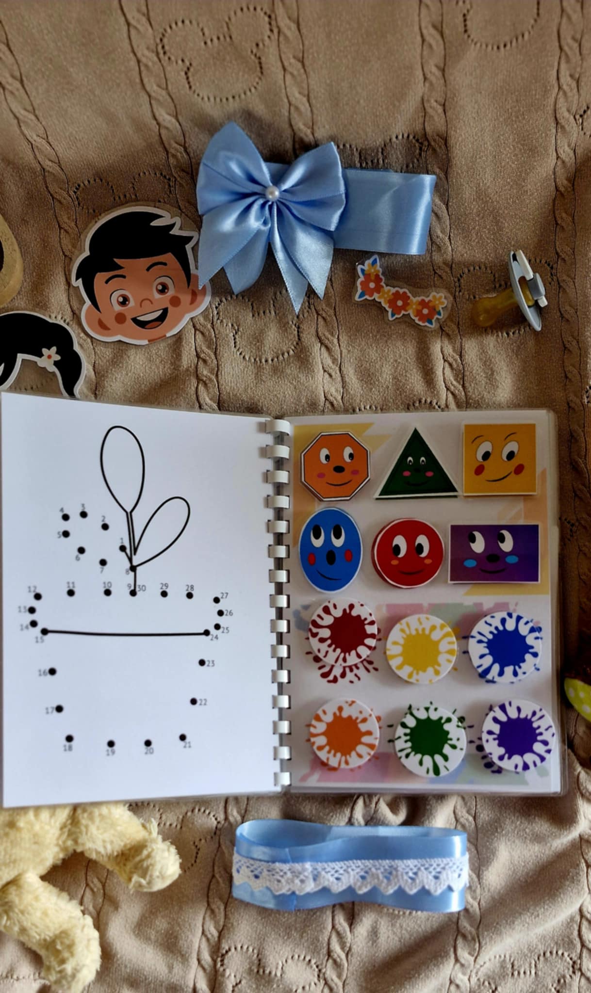 Handgemachtes Baby Klettbuch – Montessori Lernspiele, Puzzles & Zeichnen mit Punkten klettbuch baby montessori kleinkind