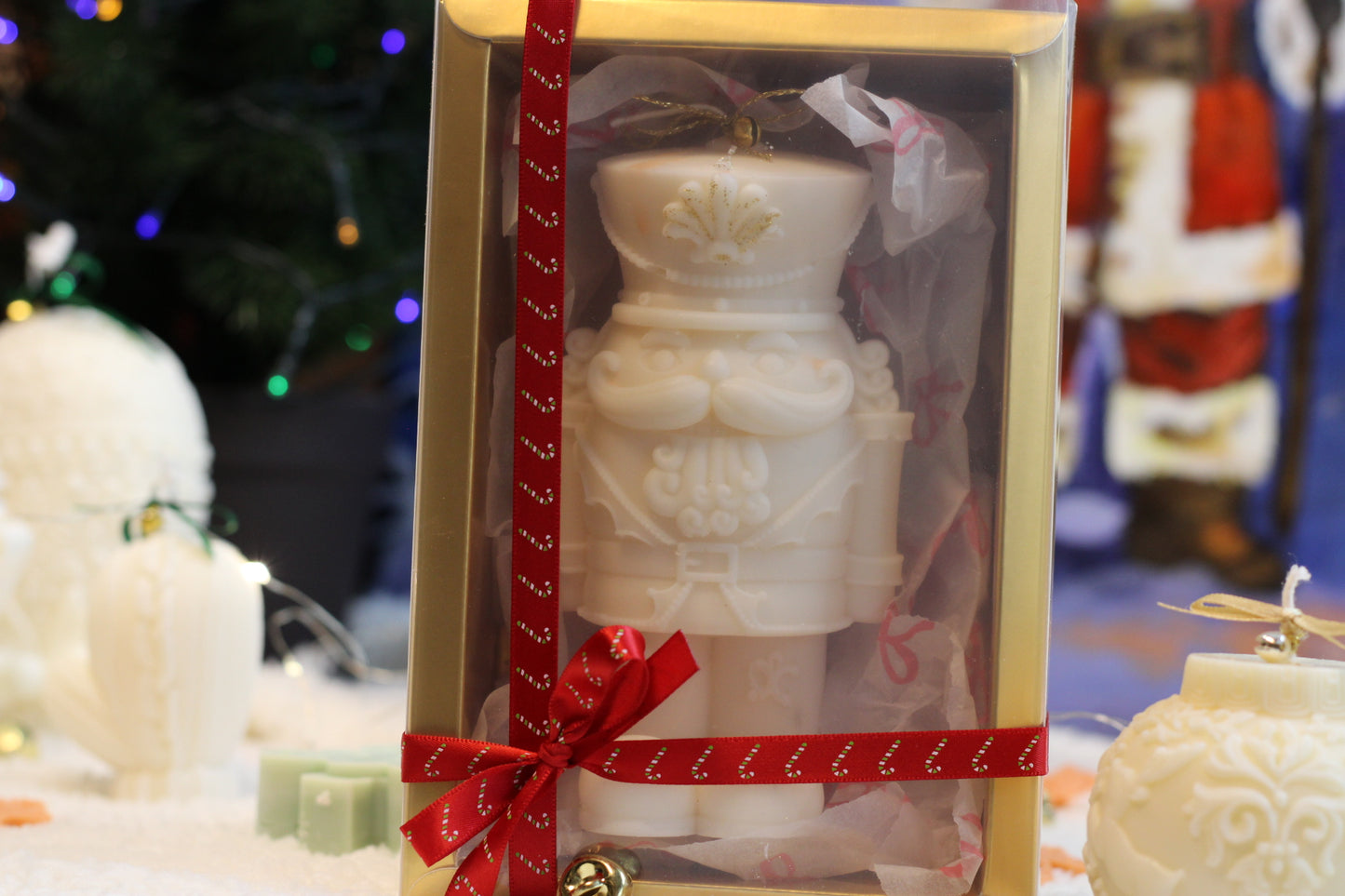 Nussknacker-Kerze im klassischen Design, handgegossen von Carmen Alexandra Nastasa – luxuriöse Winterdekoration und Geschenk