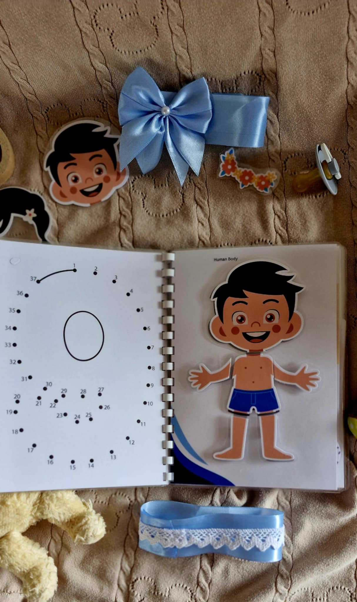 Handgemachtes Baby Klettbuch – Montessori Lernspiele, Puzzles & Zeichnen mit Punkten klettbuch baby montessori kleinkind
