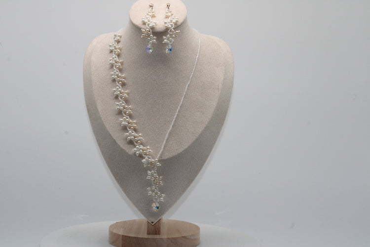 Handgefertigtes Schmuckset aus Gold, Swarovski und Perlen – stilvoll & edel.