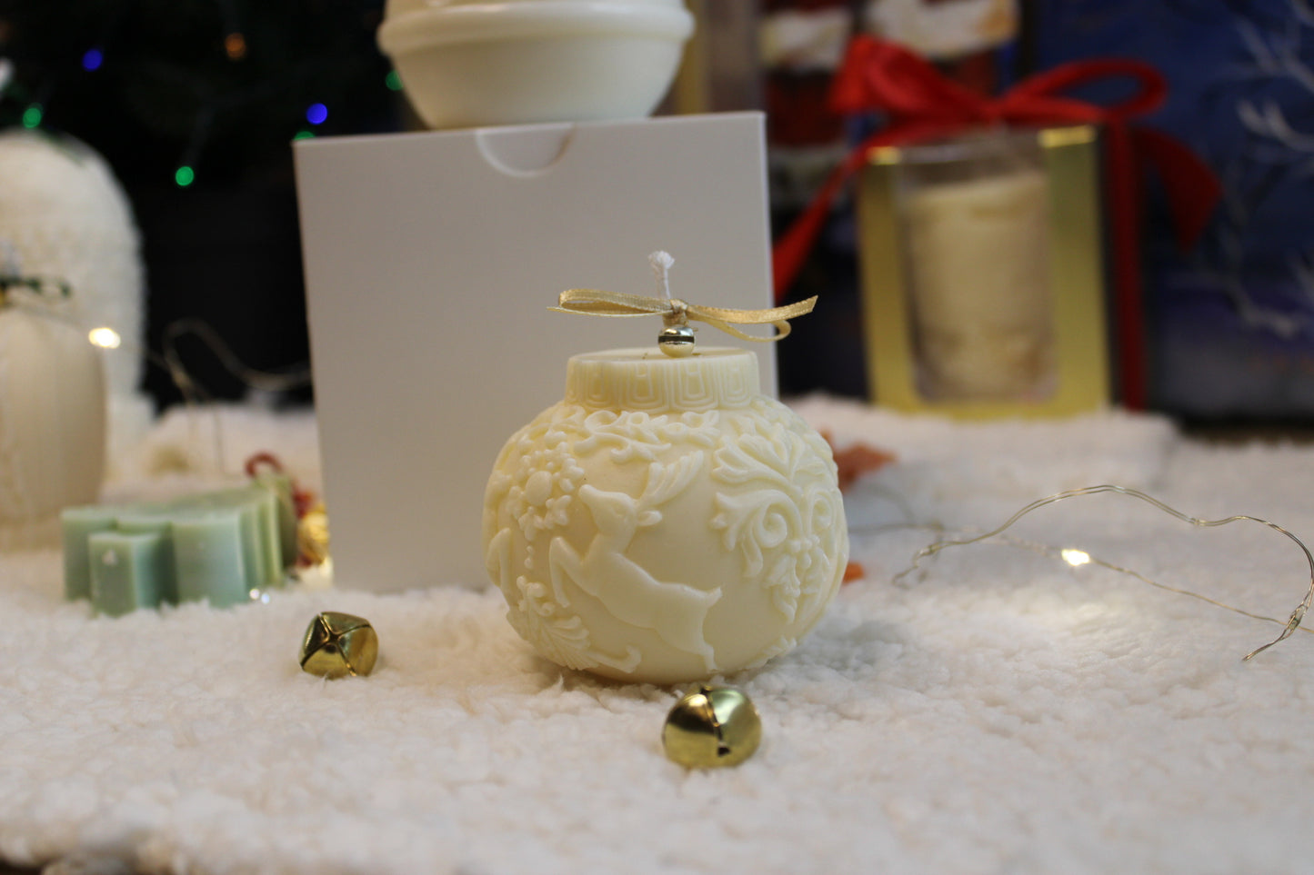 Seitenansicht der handgefertigten Rentier-Weihnachtskerze mit feinen Reliefdetails.