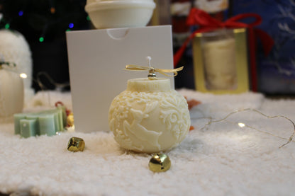 Seitenansicht der handgefertigten Rentier-Weihnachtskerze mit feinen Reliefdetails.