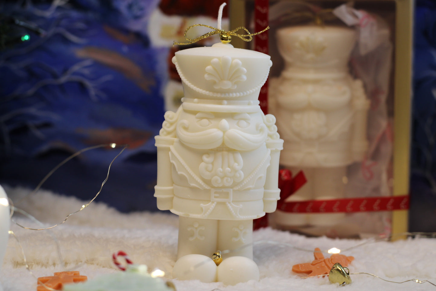 Handgemachte weiße Nussknacker-Kerze in Geschenkbox mit roter Schleife – Weihnachtsdeko von Carmen Alexandra Nastasa