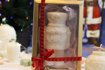 Nussknacker-Kerze im klassischen Design, handgegossen von Carmen Alexandra Nastasa – luxuriöse Winterdekoration und Geschenk