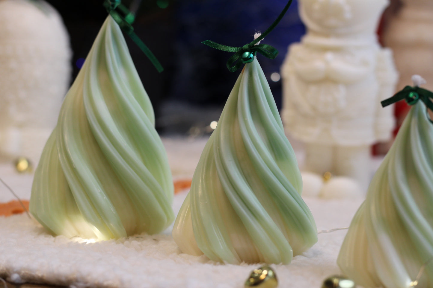 Entdecke handgefertigte Weihnachtsbaum-Kerzen Set in sanften Grüntönen – stilvolle Deko und festlicher Duft für dein Zuhause. Jetzt online kaufen!