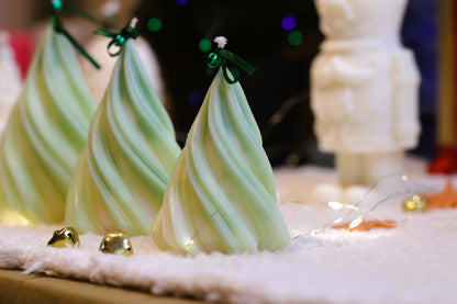 Entdecke handgefertigte Weihnachtsbaum-Kerzen Set in sanften Grüntönen – stilvolle Deko und festlicher Duft für dein Zuhause. Jetzt online kaufen!