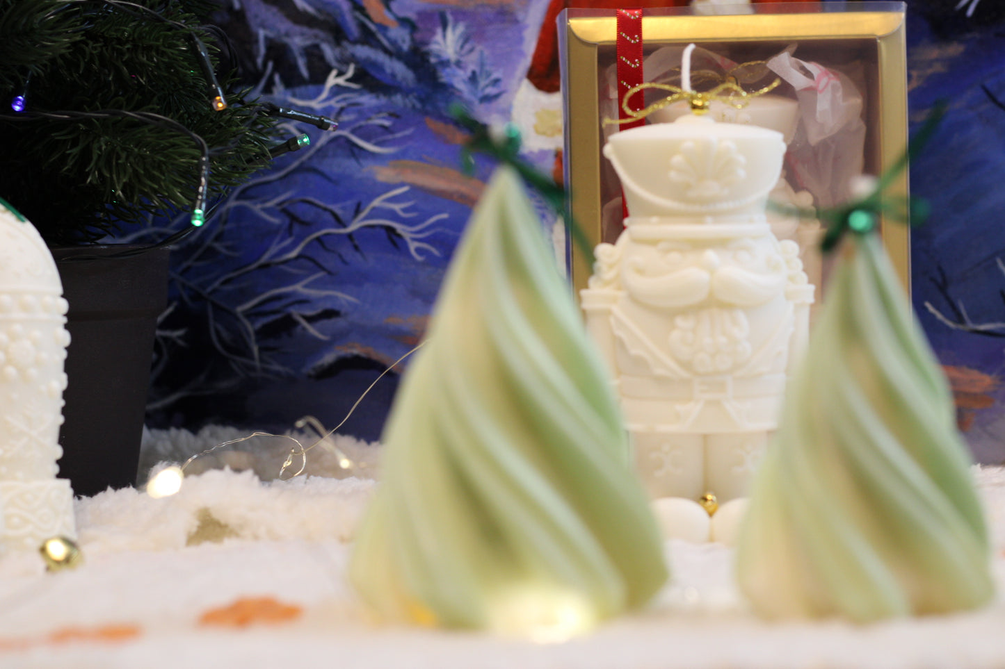 Entdecke handgefertigte Weihnachtsbaum-Kerzen Set in sanften Grüntönen – stilvolle Deko und festlicher Duft für dein Zuhause. Jetzt online kaufen!