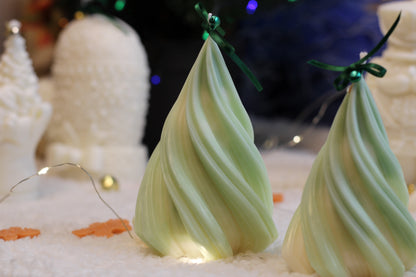 Entdecke handgefertigte Weihnachtsbaum-Kerzen Set in sanften Grüntönen – stilvolle Deko und festlicher Duft für dein Zuhause. Jetzt online kaufen!