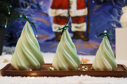 Entdecke handgefertigte Weihnachtsbaum-Kerzen Set in sanften Grüntönen – stilvolle Deko und festlicher Duft für dein Zuhause. Jetzt online kaufen!