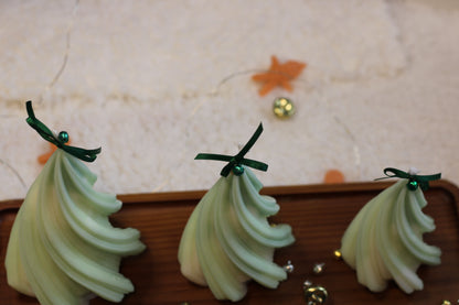 Entdecke handgefertigte Weihnachtsbaum-Kerzen Set in sanften Grüntönen – stilvolle Deko und festlicher Duft für dein Zuhause. Jetzt online kaufen!