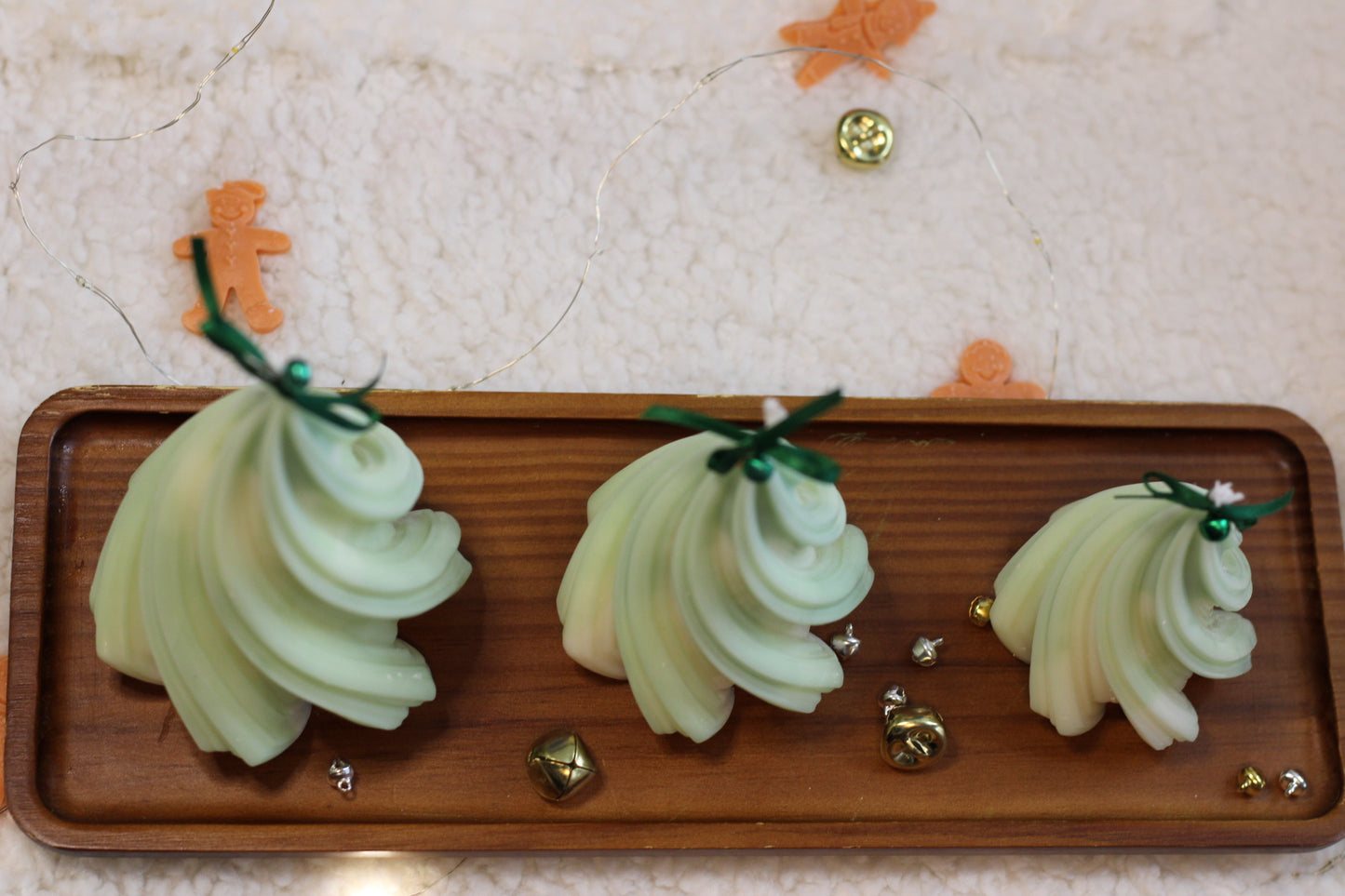 Entdecke handgefertigte Weihnachtsbaum-Kerzen Set in sanften Grüntönen – stilvolle Deko und festlicher Duft für dein Zuhause. Jetzt online kaufen!