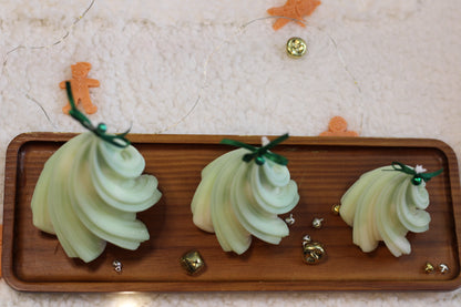 Entdecke handgefertigte Weihnachtsbaum-Kerzen Set in sanften Grüntönen – stilvolle Deko und festlicher Duft für dein Zuhause. Jetzt online kaufen!