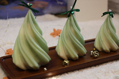 Entdecke handgefertigte Weihnachtsbaum-Kerzen Set in sanften Grüntönen – stilvolle Deko und festlicher Duft für dein Zuhause. Jetzt online kaufen!