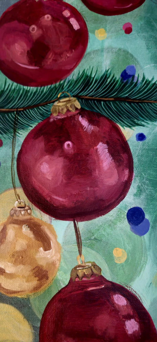 Nahaufnahme einer glänzenden roten Christbaumkugel mit reflektierendem Licht und feinen Schattierungen