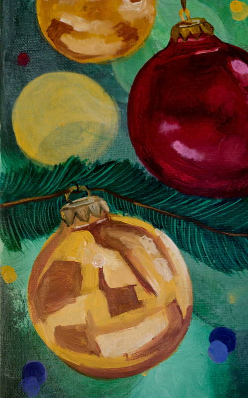 Makroaufnahme einer goldenen Christbaumkugel mit sanften Farbverläufen und Lichtreflexionen